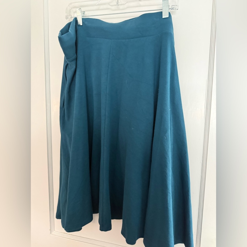 A skirt for all seasons. Lightly used. Pockets. Amazing material.